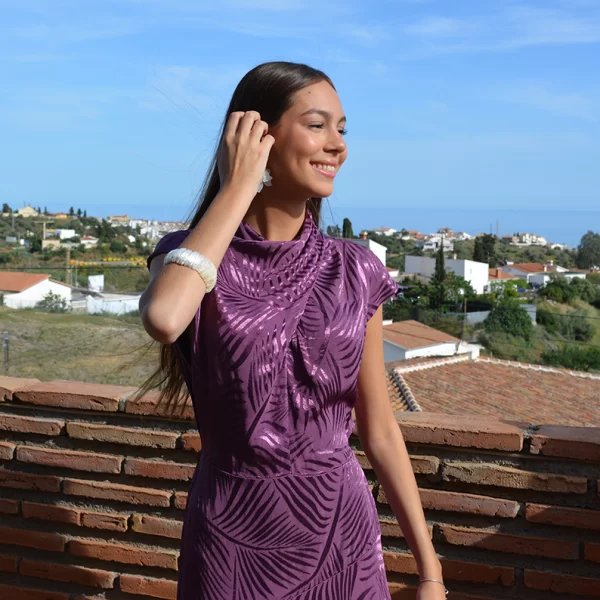 chica con vestido tornasolado berenjena