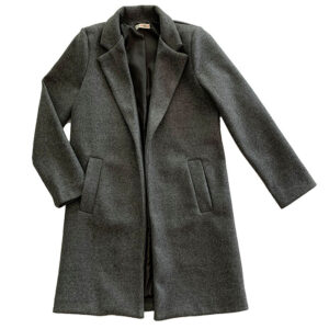 Abrigo gris antracita jaspeado blanco con forro interior negro, sin botones y con dos bolsillos. centímetros de largo. el abrigo mide frontales