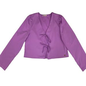 blusa lila de manga larga abierta en frontal y cerrada con dos lazadas. escote pico