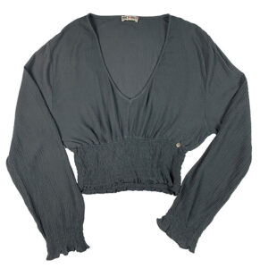 blusa gris con escote pico y fruncida en puños y bajos en tejido bambula y mangas largas.