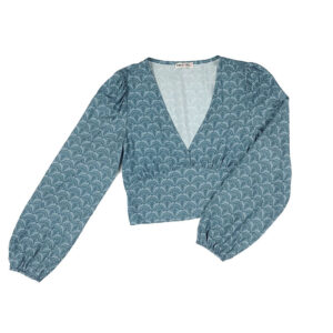 blusa escote pico con manga larga estampado azul grisáceo y fruncida en trasero de cintura