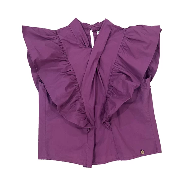 Blusa en color berenjena con volantes en manga corta.