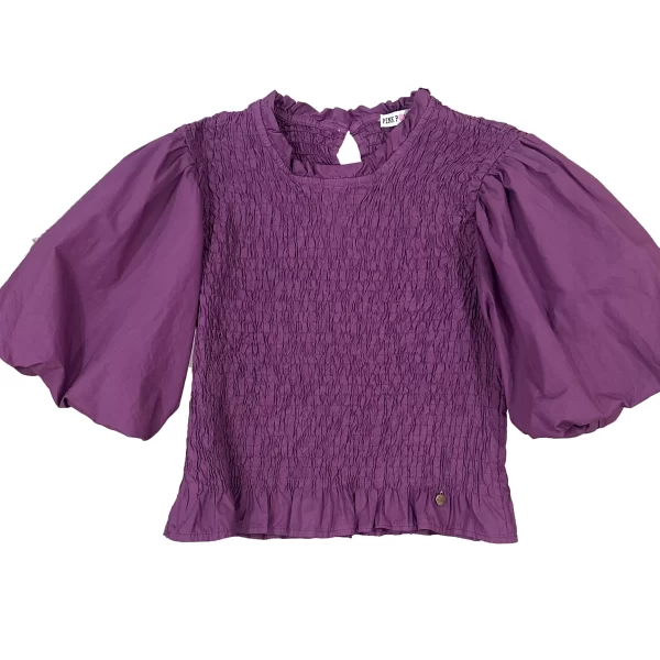 Blusa berenjena con cuerpo fruncido en delantero y trasero y manga corta abullonada.