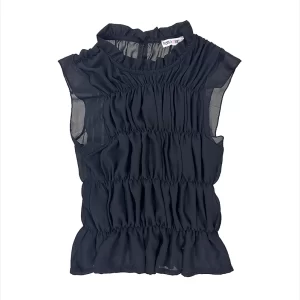 Blusa de gasa negra con gomas elásticas para fruncir. Forro interior en la parte frontal. Cuello cerrado con botón.