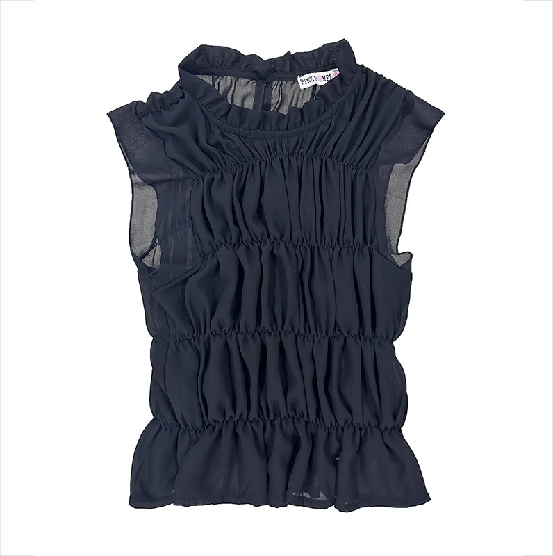 Blusa de gasa negra con gomas elásticas para fruncir. Forro interior en la parte frontal. Cuello cerrado con botón.