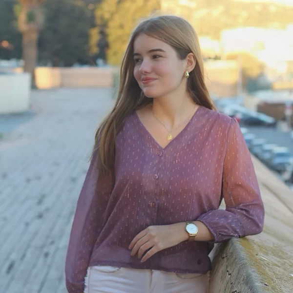 chica posando con una blusa rosa de plumeti