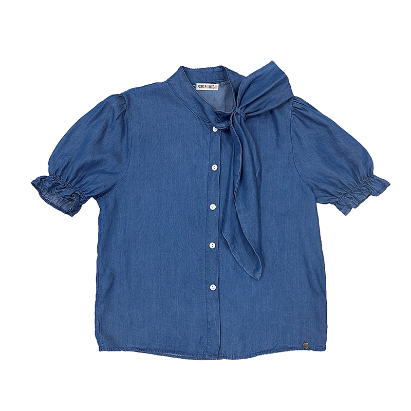 Blusa tejana con lazada en cuello y botones en el frontal. Manga corta con gomas