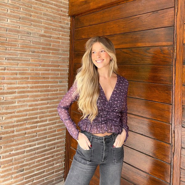blusa de gasa estampada floral en tonos negros y rosas y lilas con escote pico y espalada descubierta con manga larga y forro interior