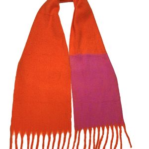 bufanda naranja con un extremo en lila jaspeado y flecos en los extremos. de tejido