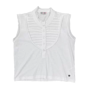 Camiseta blanca con pieza en el frontal con abertura de botones