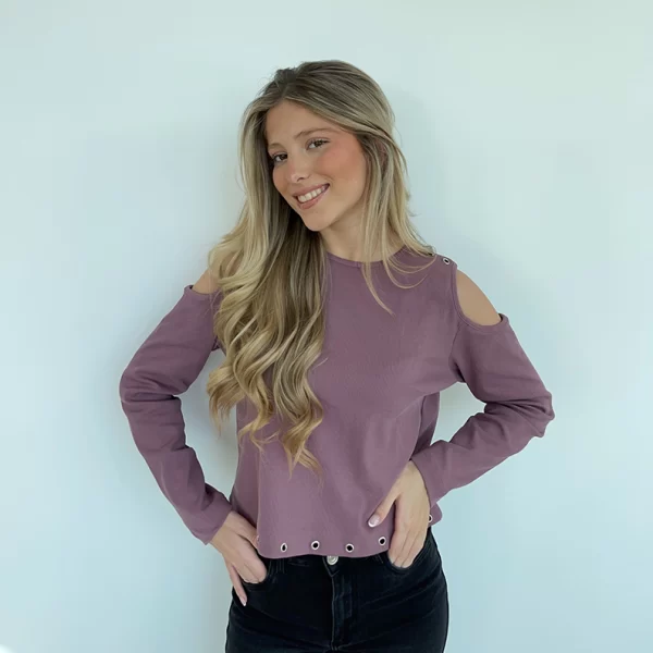 chica con camiseta rosa con tachuelas y pantalon negro