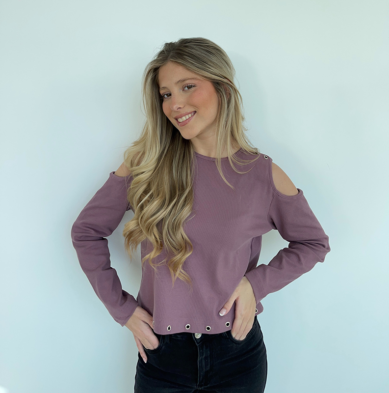 chica con camiseta rosa con tachuelas y pantalon negro