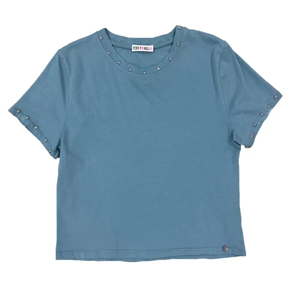 Camiseta verde con tachuelas plateadas en forma de estrella alrededor de cuello y mangas