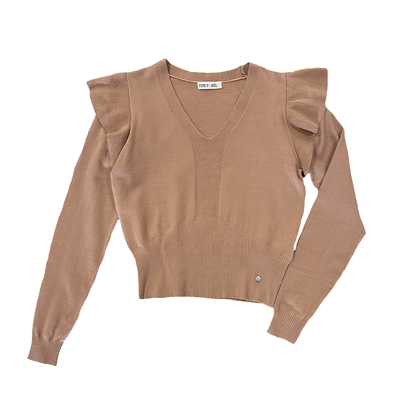 jersey camel de manga larga, cuello pico, volantes en los hombros y detalles canalé en frontal.