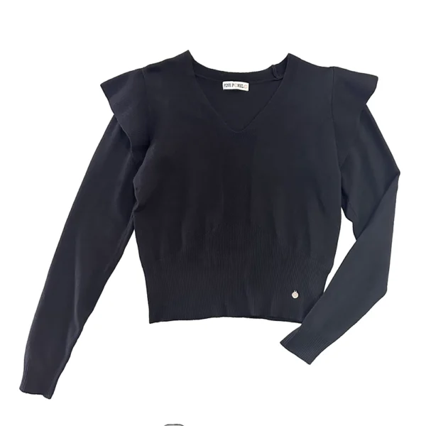 jersey negro de manga larga, cuello pico, volantes en los hombros y detalles canalé en frontal.