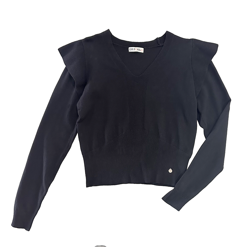 jersey negro de manga larga, cuello pico, volantes en los hombros y detalles canalé en frontal.