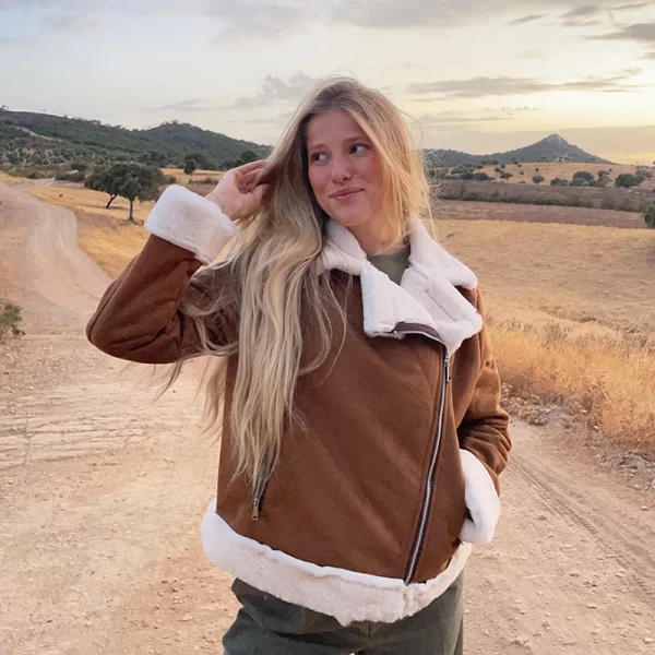 chica posando con un chaqueta de ante con forro de pelito blanco muy suave en el interior y exterior de puños y solapa de cuello