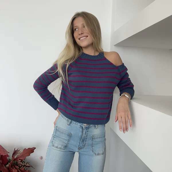 chica posando con un jersey de rayas azules y berenjenas y hombros descubiertos