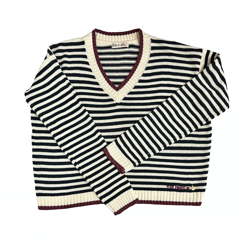 Jersey cuello pico de rayas, en tonos blanco roto, azul marino y burdeos claro. Detalle de bordado en el bajo lateral izquierdo y chapa metálica de Pink Pomelo.