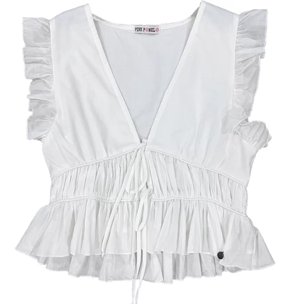 Blusa blanca abierta en frontal y cerrada con doble cordón con volantes en hombros y goma elástica en cintura.