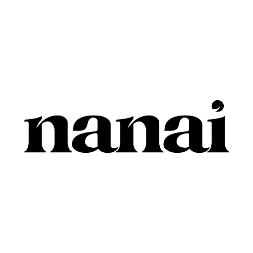 logo nanai en negro