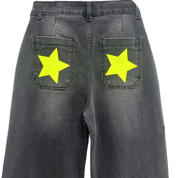 trasero de un pantalón negro gastado con dos bolsillos traseros con un estampado en forma de estrella amarillo flúor en cada bolsillo