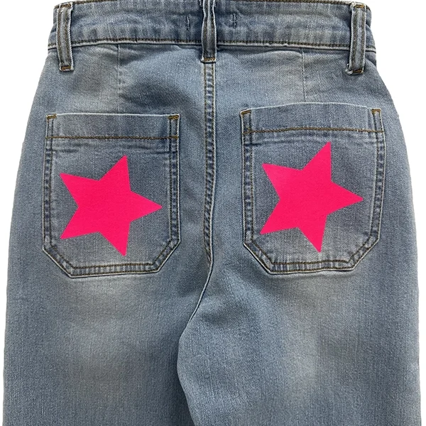 trasero de un pantalón azul con dos bolsillos traseros con un estampado en forma de estrella rosa flúor en cada bolsillo