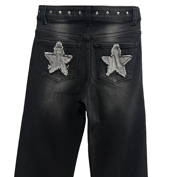 pantalón tejano negro con estrella gris en bolsillos tarseros