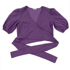 Blusa cruzada tejido fantasía en color berenjena. Manga corta abullonada. Forro interior a tono