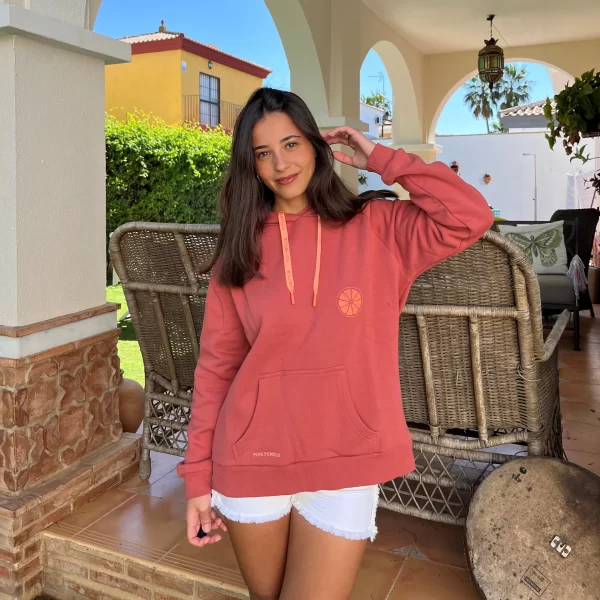 chica posando con una sudadera granate gastado con detalles en salmón flúor y shrot blanco