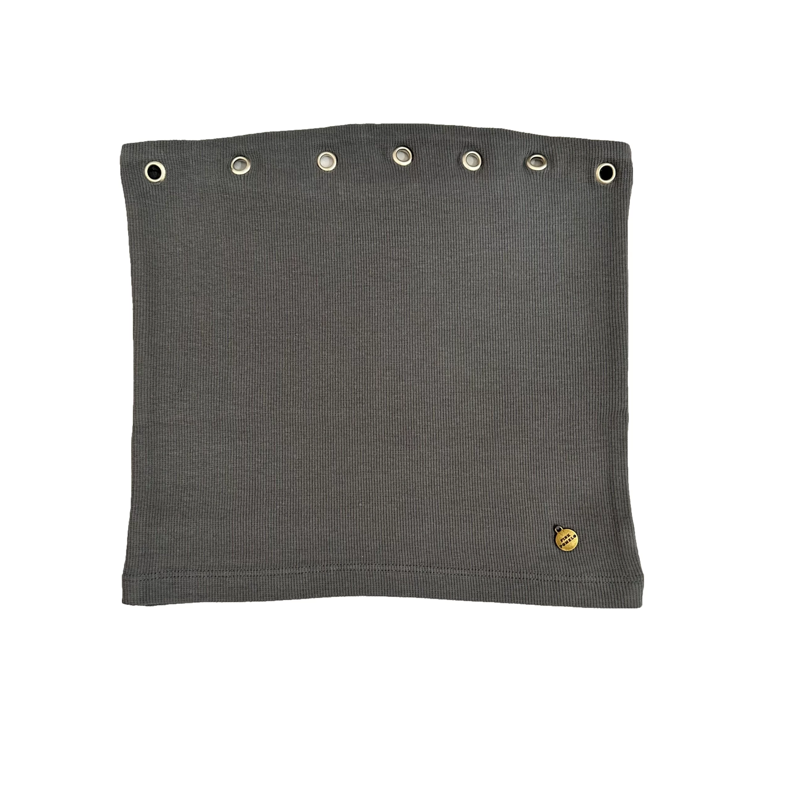 Top palabra de honor en color antracita con arandelas metálicas plateadas decorativas alrededor del escote. 96% Algodón, 4% Licra