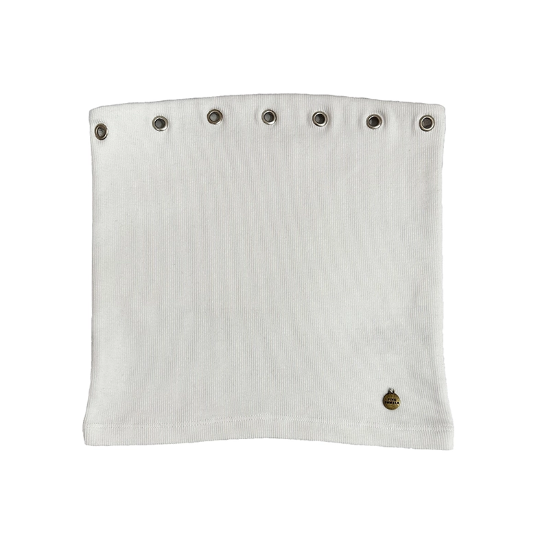 Top palabra de honor en color blanco con arandelas metálicas plateadas decorativas alrededor del escote. 96% Algodón, 4% Licra