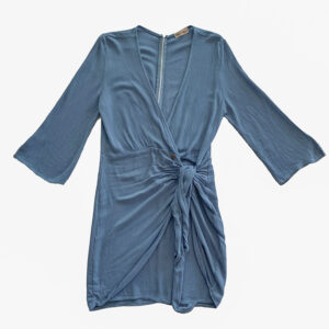 vestido de bambula azul con escote pico cruzado y lazada en la parte de la falda con abertura y mangas 3/4