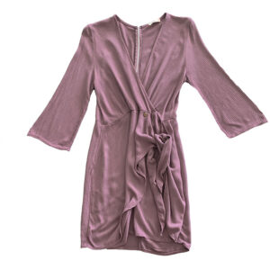 vestido de bambula rosa viejo con escote pico cruzado y lazada en la parte de la falda con abertura y mangas 3/4