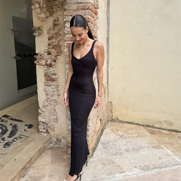 chica morena posando con un vestido de tirantes en tejido negro con lúrex discreto a tono