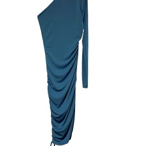 vestido verde azulado asimétrico corto y ajustable el largo con cordón en lateral derecho. Fruncido en lateral izquierdo y hombro